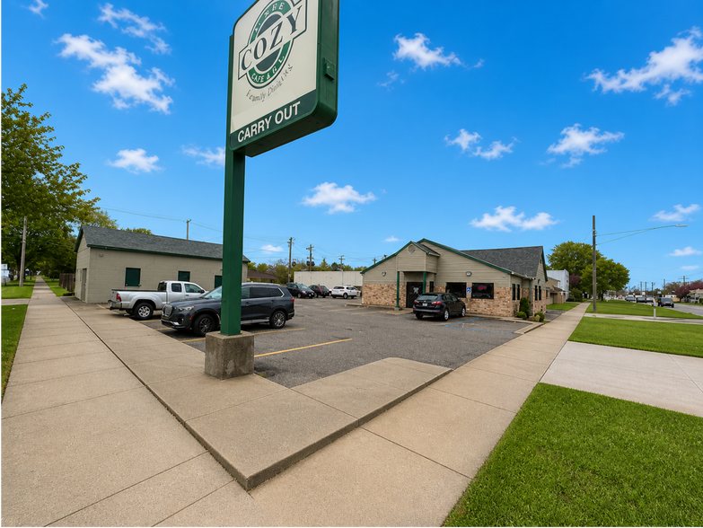 23594 Hoover Rd, Warren, MI à vendre - Photo principale – Image 1 sur 7