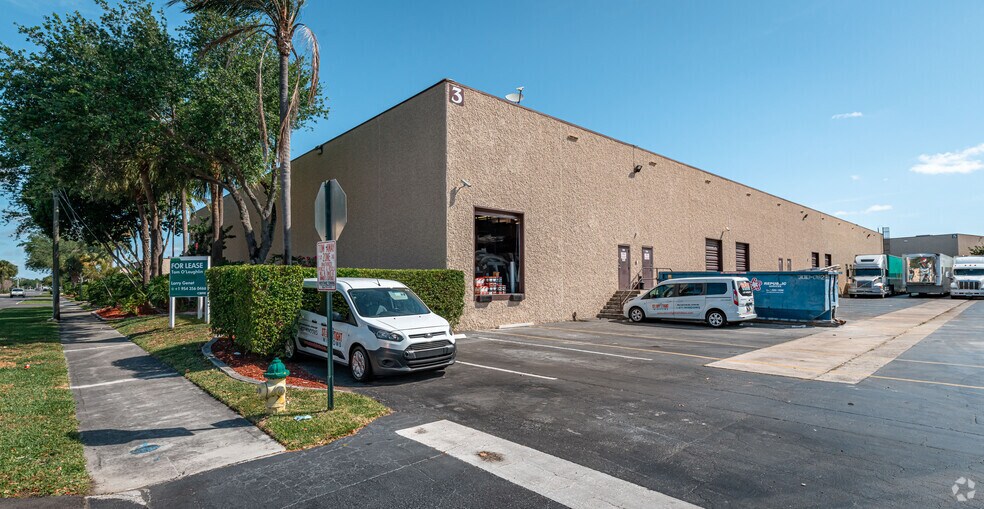 500-520 SW 12th Ave, Deerfield Beach, FL à louer - Photo de l’immeuble – Image 3 sur 7