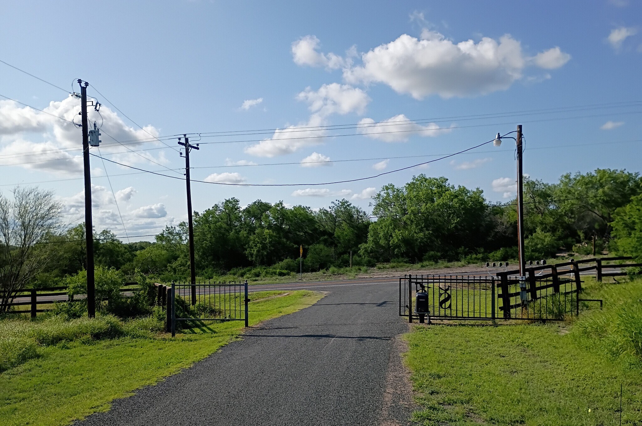 108 Swinney Switch Dr, Mathis, TX à vendre Photo de l’immeuble– Image 1 sur 8