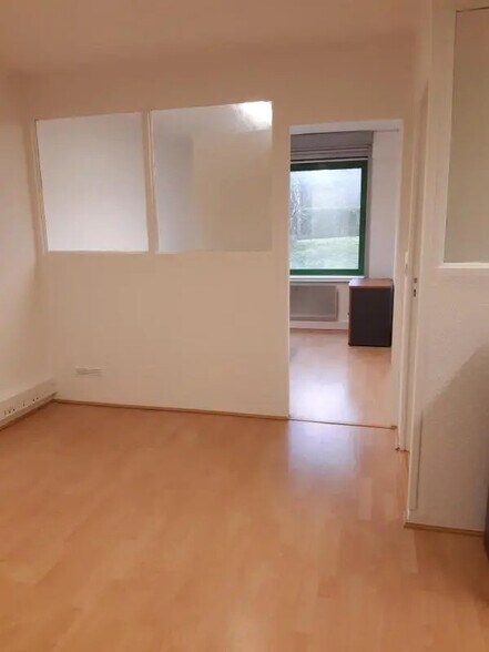 Bureau dans Champs-sur-Marne à louer - Photo de l’immeuble – Image 3 sur 9