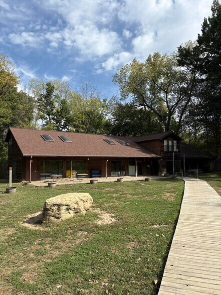 2505 E Walnut St, Columbia, MO à louer - Photo de l’immeuble – Image 2 sur 11