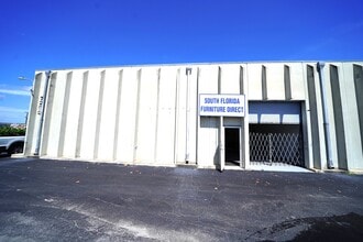 7233 Southern Blvd, West Palm Beach, FL à louer Photo de l’immeuble– Image 1 sur 4
