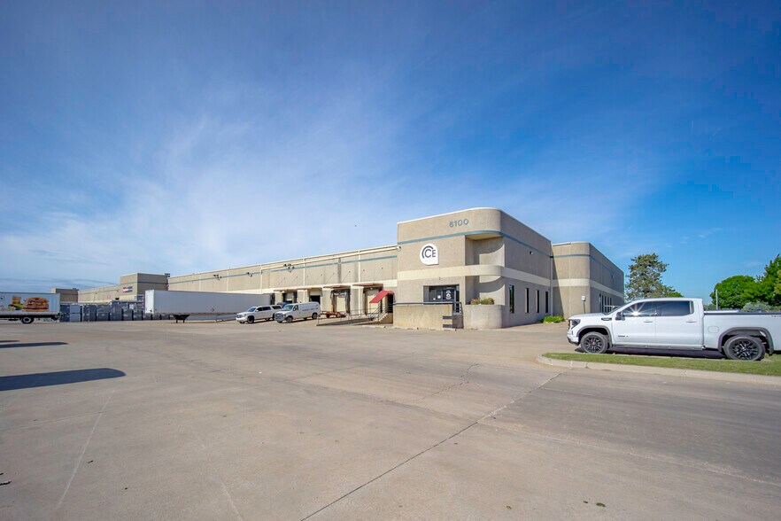 6100 NW 2nd St, Oklahoma City, OK à louer - Photo de l’immeuble – Image 3 sur 15