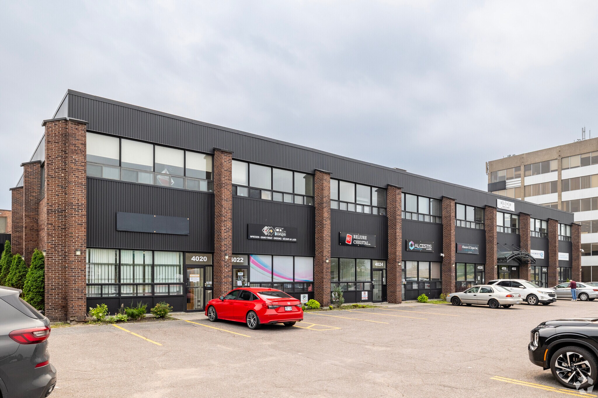 4000-4036 Boul De La Côte-Vertu, Montréal, QC à louer Photo principale– Image 1 sur 5