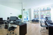 Bureau lumineux avec espaces de travail modernes et confortables.