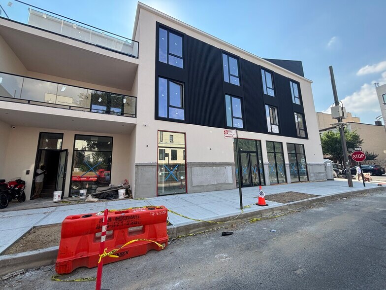 194 Greenpoint Ave, Brooklyn, NY à louer - Photo de l’immeuble – Image 2 sur 4