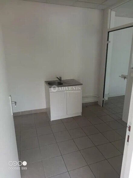 Bureau dans  à louer - Photo de l’immeuble – Image 3 sur 4