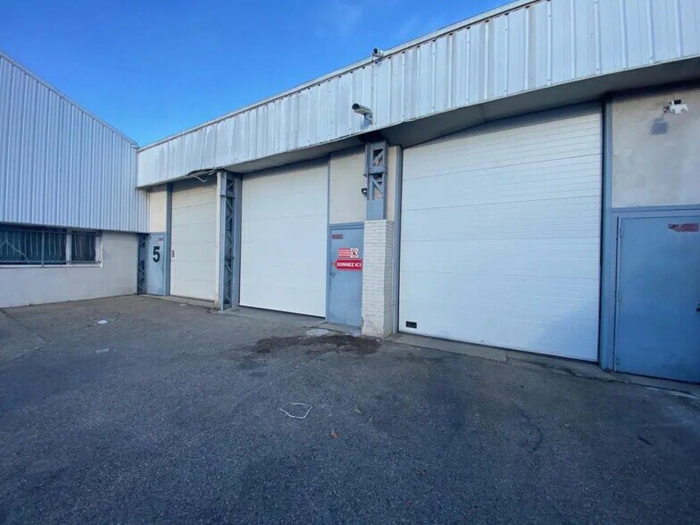 Local d’activités dans Vénissieux à louer - Photo de l’immeuble – Image 1 sur 15