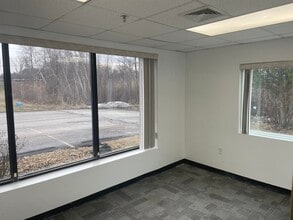 4 Tinkham Ave, Derry, NH à louer Photo intérieure– Image 2 sur 4