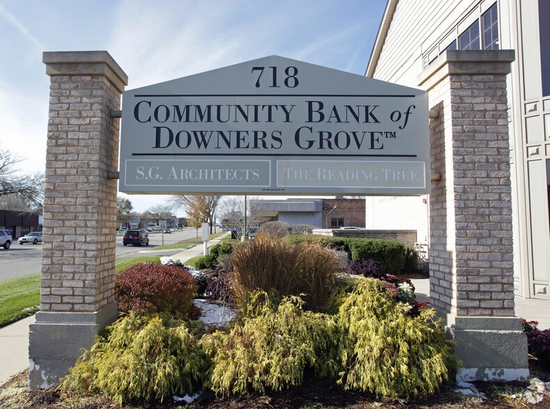 718 Ogden Ave, Downers Grove, IL à louer - Photo de l’immeuble – Image 2 sur 23