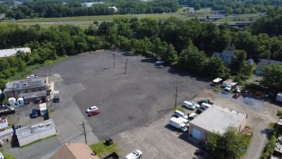 740 Lloyd Rd, Aberdeen, NJ à louer - Photo de l’immeuble – Image 1 sur 9