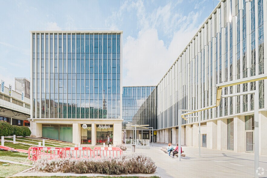 Calle de Julián Camarillo, 21, Madrid, Madrid à louer - Photo de l’immeuble – Image 2 sur 2