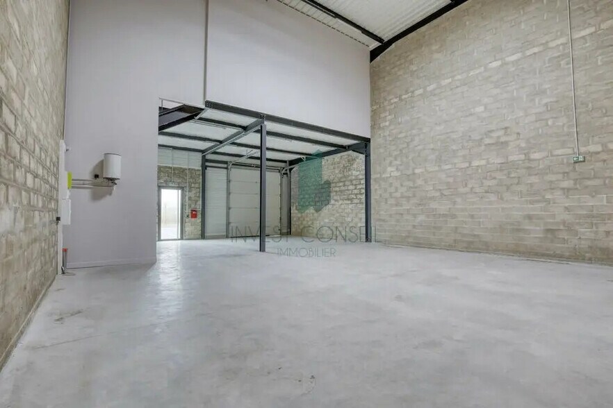 Local d'activités dans Persan à vendre - Photo de l’immeuble – Image 2 sur 10