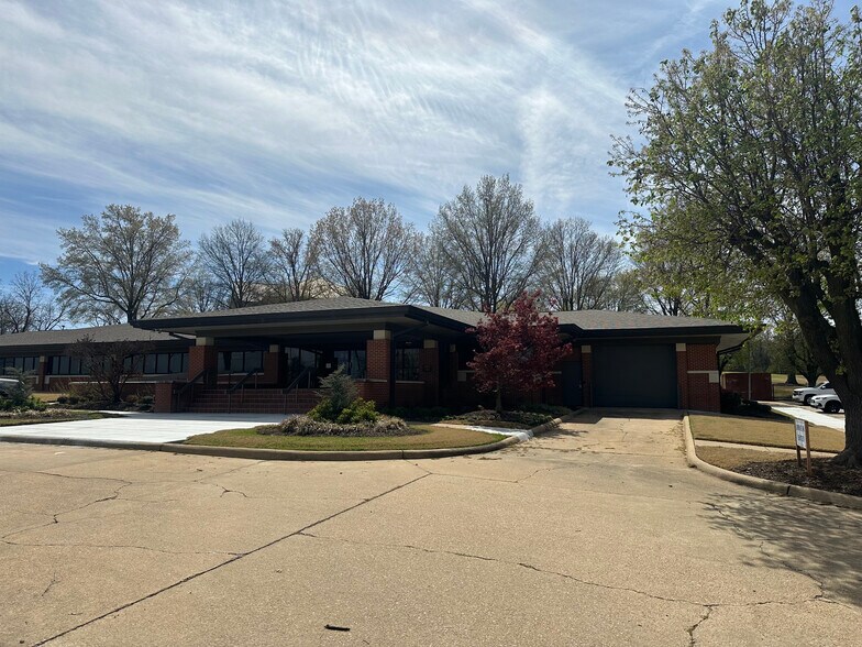 1709 E Highland Dr, Jonesboro, AR à vendre - Photo de l’immeuble – Image 2 sur 8