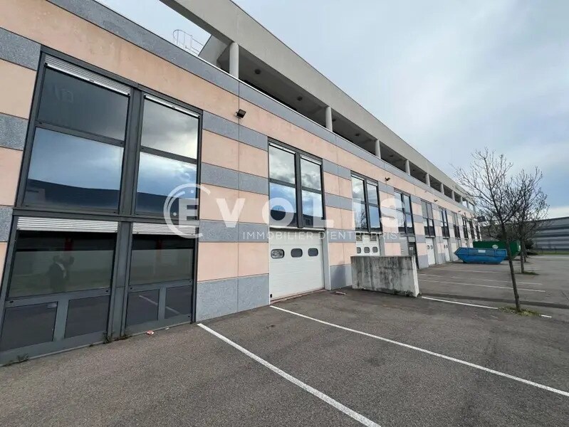 10 Rue De Bretagne, Saint-Quentin-Fallavier à louer Photo de l’immeuble– Image 1 sur 13