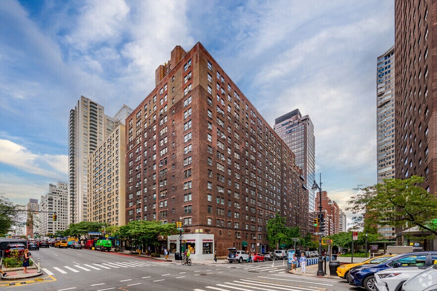 984-990 1st Ave, New York, NY à louer - Photo de l’immeuble – Image 2 sur 2