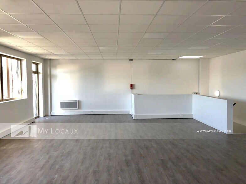 Local d'activités dans Stains à vendre - Photo de l’immeuble – Image 3 sur 6
