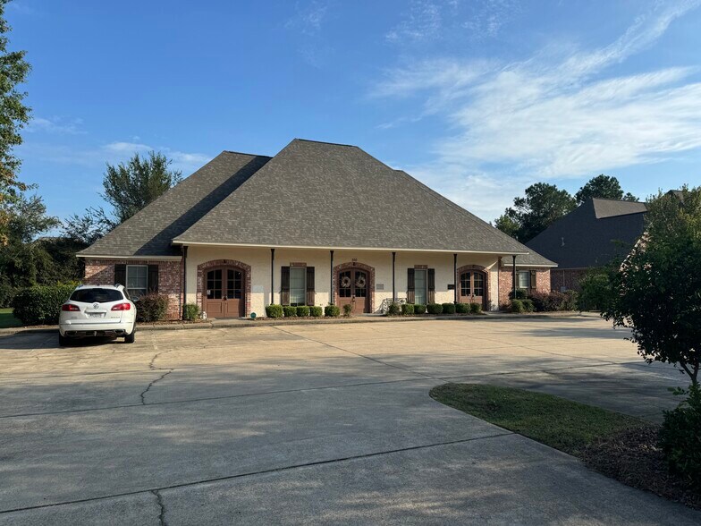 300 Highland Park Cove, Ridgeland, MS à louer - Photo de l’immeuble – Image 1 sur 3