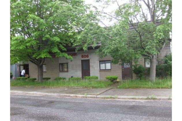510 Manhattan Ave, West Babylon, NY à vendre - Photo de l’immeuble – Image 3 sur 3