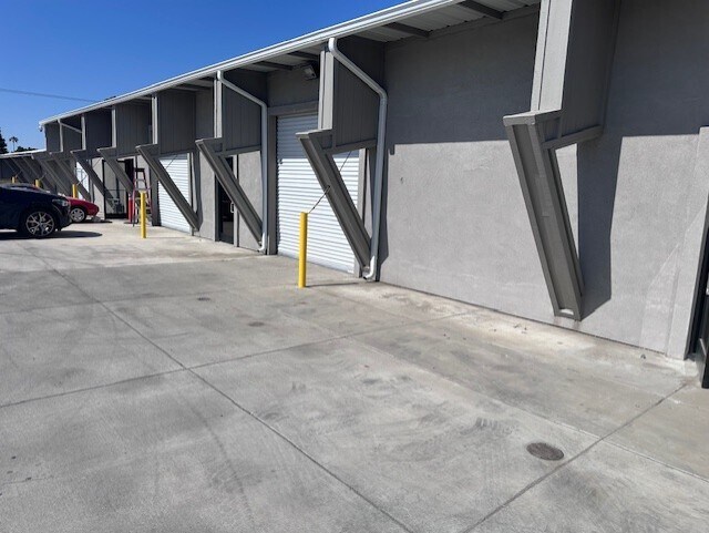 143 E Whitmore Ave, Modesto, CA à louer - Photo de l’immeuble – Image 2 sur 9