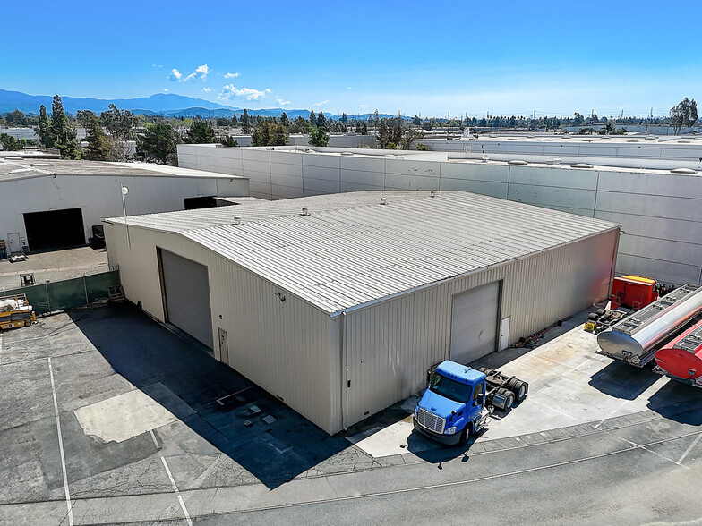 320 W Freedom Ave, Orange, CA à louer - Photo de l’immeuble – Image 3 sur 6