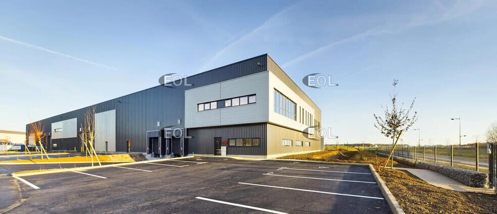 Local d’activités dans Brie-Comte-Robert à louer - Photo de l’immeuble – Image 2 sur 5