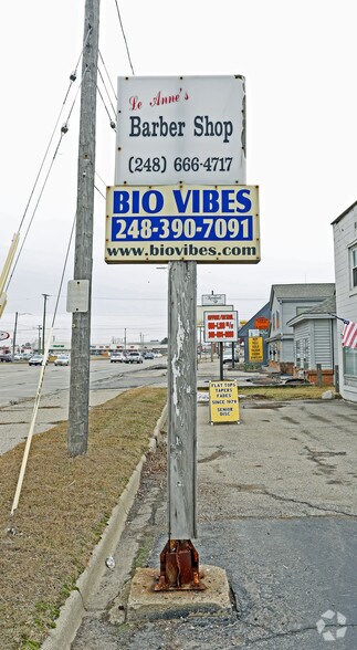 7669 Highland Rd, Waterford, MI à vendre - Photo de l’immeuble – Image 2 sur 5