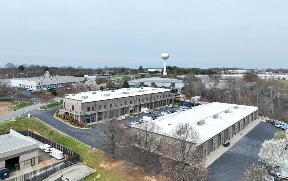 131 Crosslake Park Dr, Mooresville, NC à louer - Photo principale – Image 1 sur 15