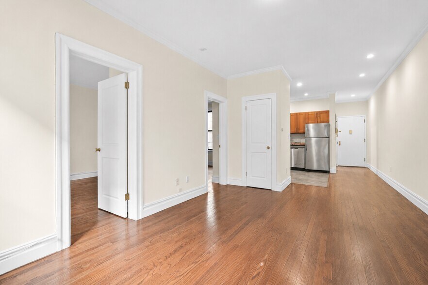 3155 35th St, Long Island City, NY à vendre - Photo de l’immeuble – Image 2 sur 16