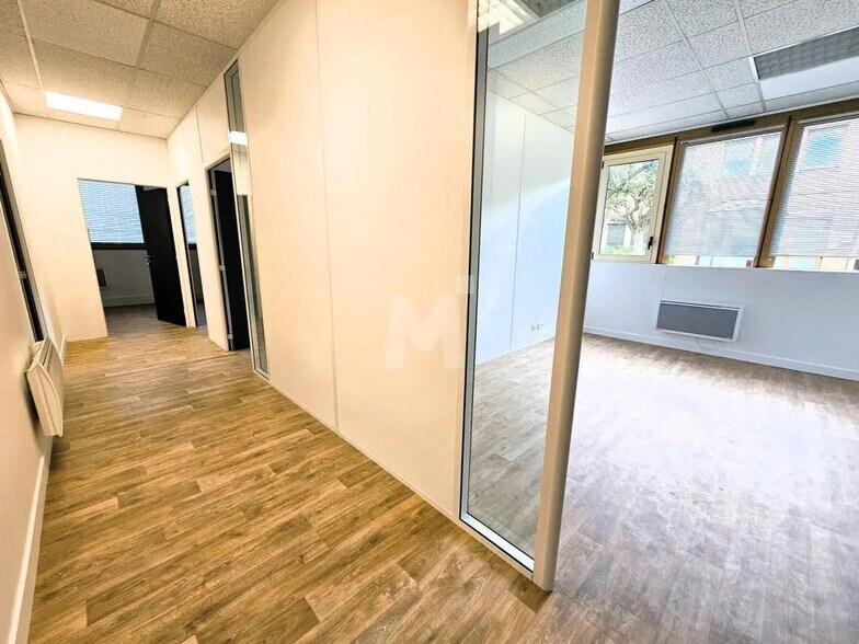 Bureau dans Le Coudray-Montceaux à louer - Photo de l’immeuble – Image 2 sur 10