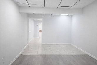 3383 NW 7th St, Miami, FL à louer Photo intérieure– Image 2 sur 5