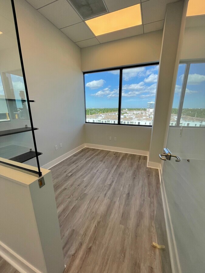 19790 W Dixie Hwy, Aventura, FL 33180 - Lot 609 -  - Photo intérieure - Image 2 of 5