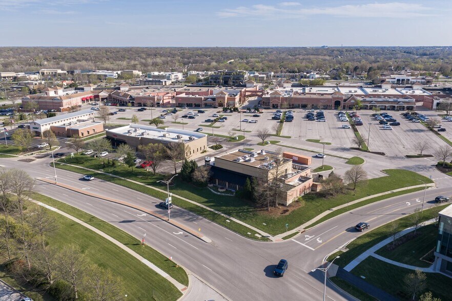 4907-4917 Town Center Dr, Leawood, KS à louer - Photo de l’immeuble – Image 3 sur 13