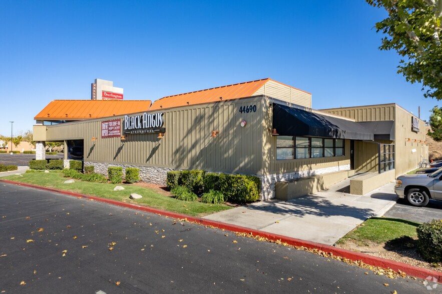 44690 Valley Central Way, Lancaster, CA à vendre - Photo de l’immeuble – Image 2 sur 3