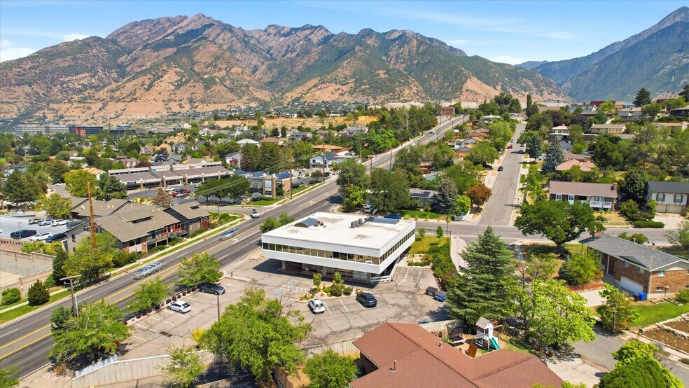 2450 E Fort Union Blvd, Cottonwood Heights, UT à vendre - Photo de l’immeuble – Image 2 sur 28