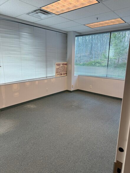 1055 Portion Rd, Farmingville, NY à louer - Photo de l’immeuble – Image 2 sur 10