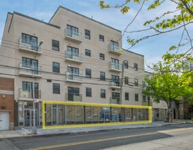 62-41 Forest Ave, Flushing, NY à louer Photo de l’immeuble– Image 1 sur 6