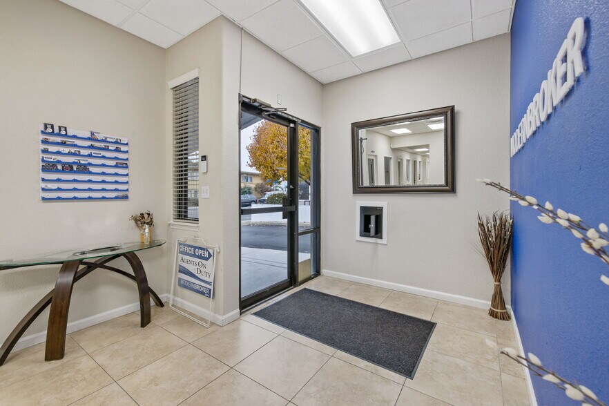 610 W Main St, Visalia, CA à louer - Hall d’entrée – Image 3 sur 33