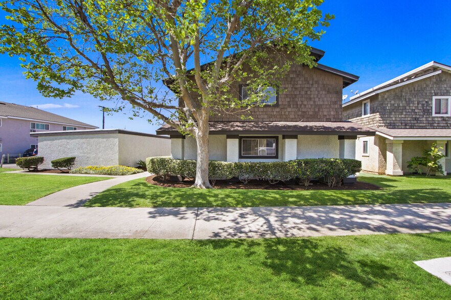 2660 N Bourbon St, Orange, CA à vendre - Photo de l’immeuble – Image 2 sur 39