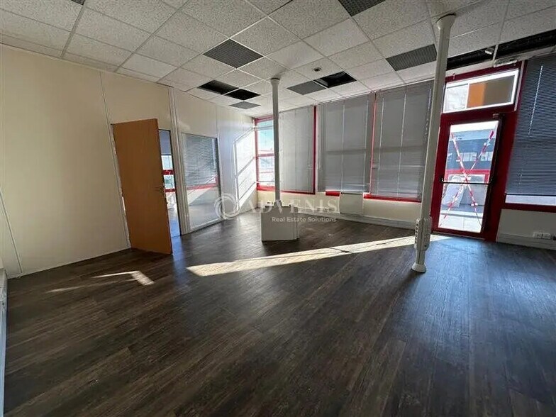 Bureau dans Pontault-Combault à louer - Photo intérieure – Image 2 sur 10