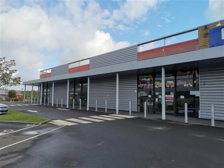 Local commercial dans Lanvallay à vendre - Photo de l’immeuble – Image 2 sur 5
