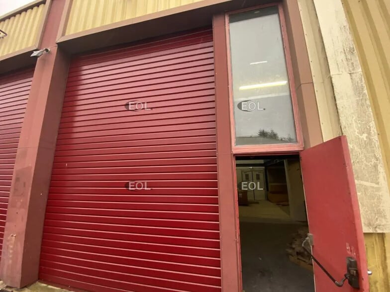 Local d’activités dans Magny-les-Hameaux à louer - Photo de l’immeuble – Image 3 sur 9