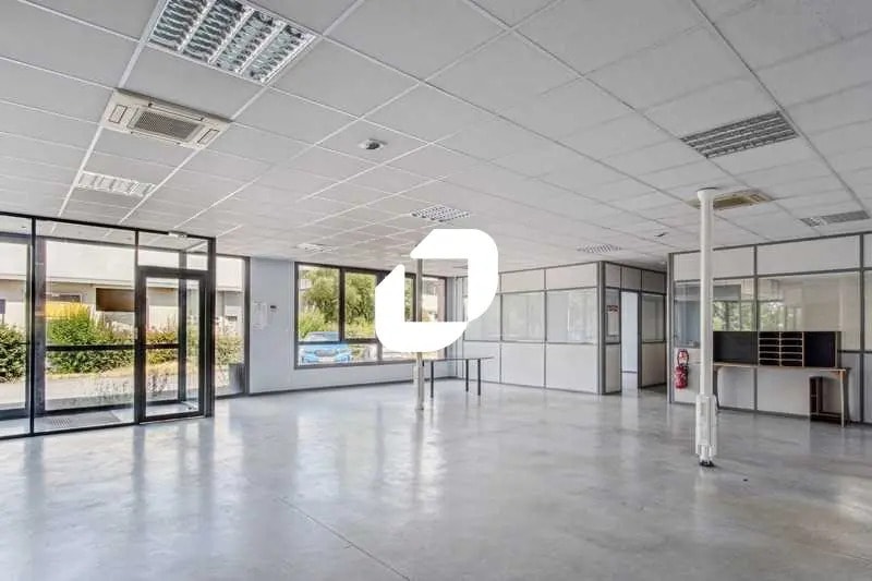 Bureau dans Le Mesnil-Amelot à louer - Photo de l’immeuble – Image 2 sur 16