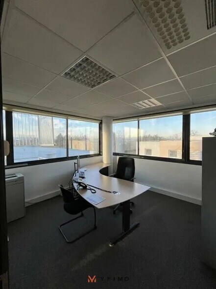 Bureau dans Poissy à louer - Photo de l’immeuble – Image 2 sur 4