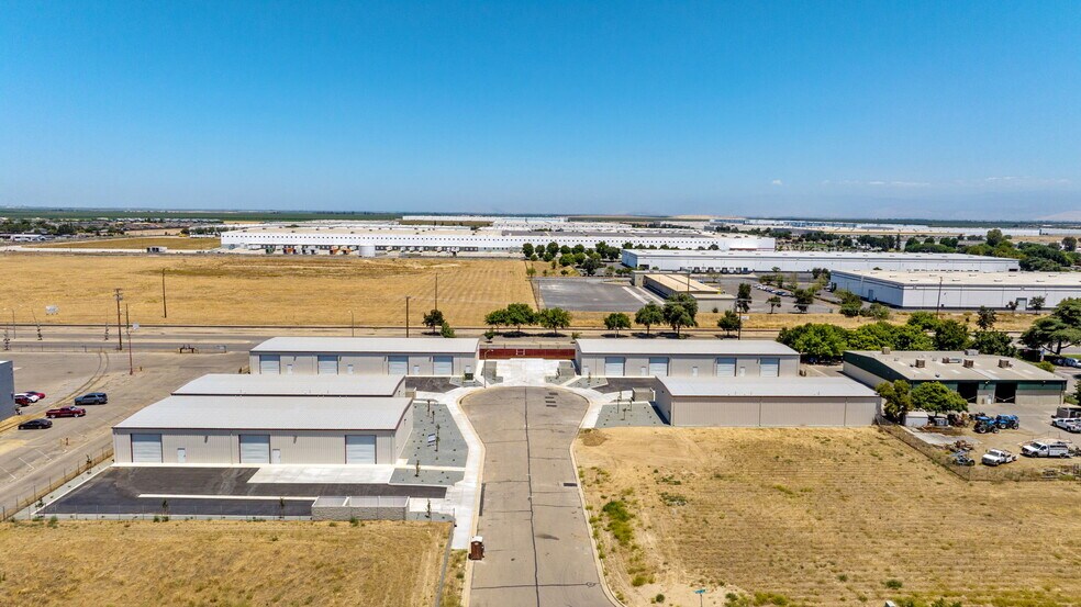1326 N Nevada St, Visalia, CA à louer - Photo de l’immeuble – Image 1 sur 3