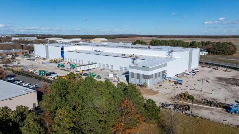 2100 Smithtown Ave, Ronkonkoma, NY à louer - Photo de l’immeuble – Image 1 sur 8