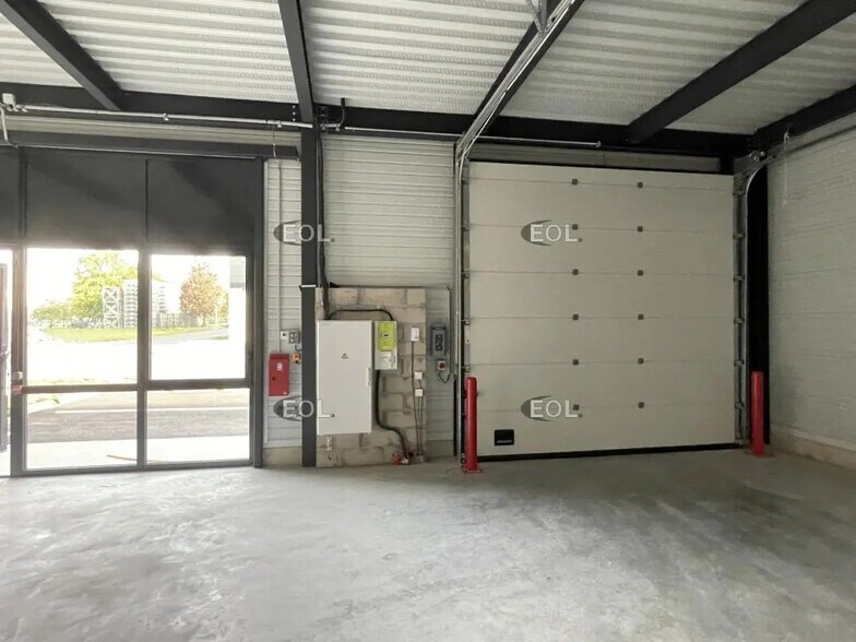Local d’activités dans Éragny à louer - Photo de l’immeuble – Image 3 sur 8