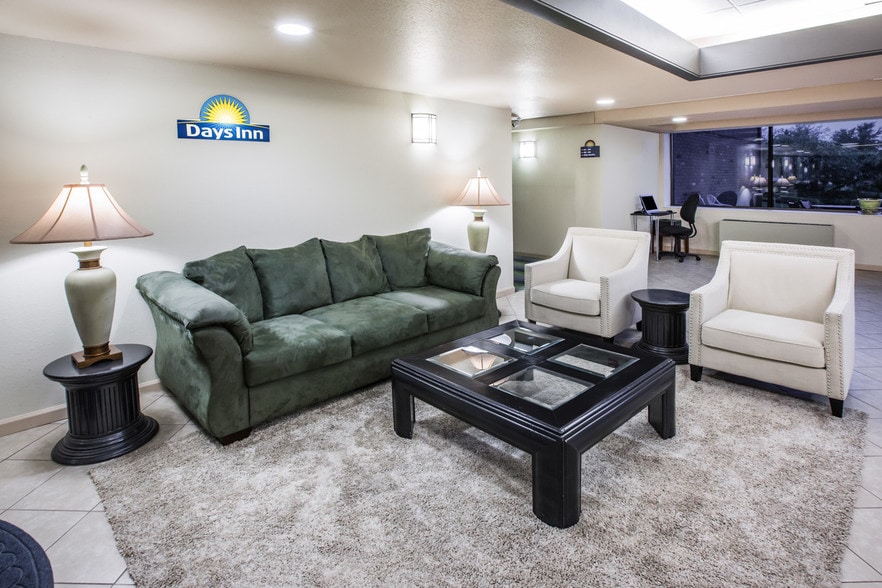 5217 Bay City Rd, Midland, MI à vendre - Hall d’entrée – Image 3 sur 15