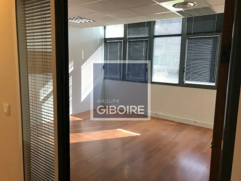 Bureau dans Saint-Grégoire à louer - Photo de l’immeuble – Image 3 sur 5