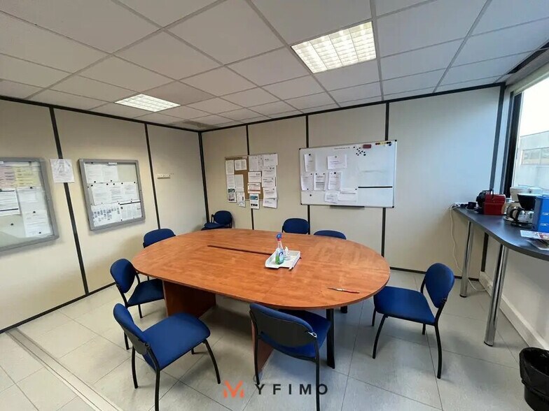 Bureau dans Poissy à louer - Photo de l’immeuble – Image 2 sur 4
